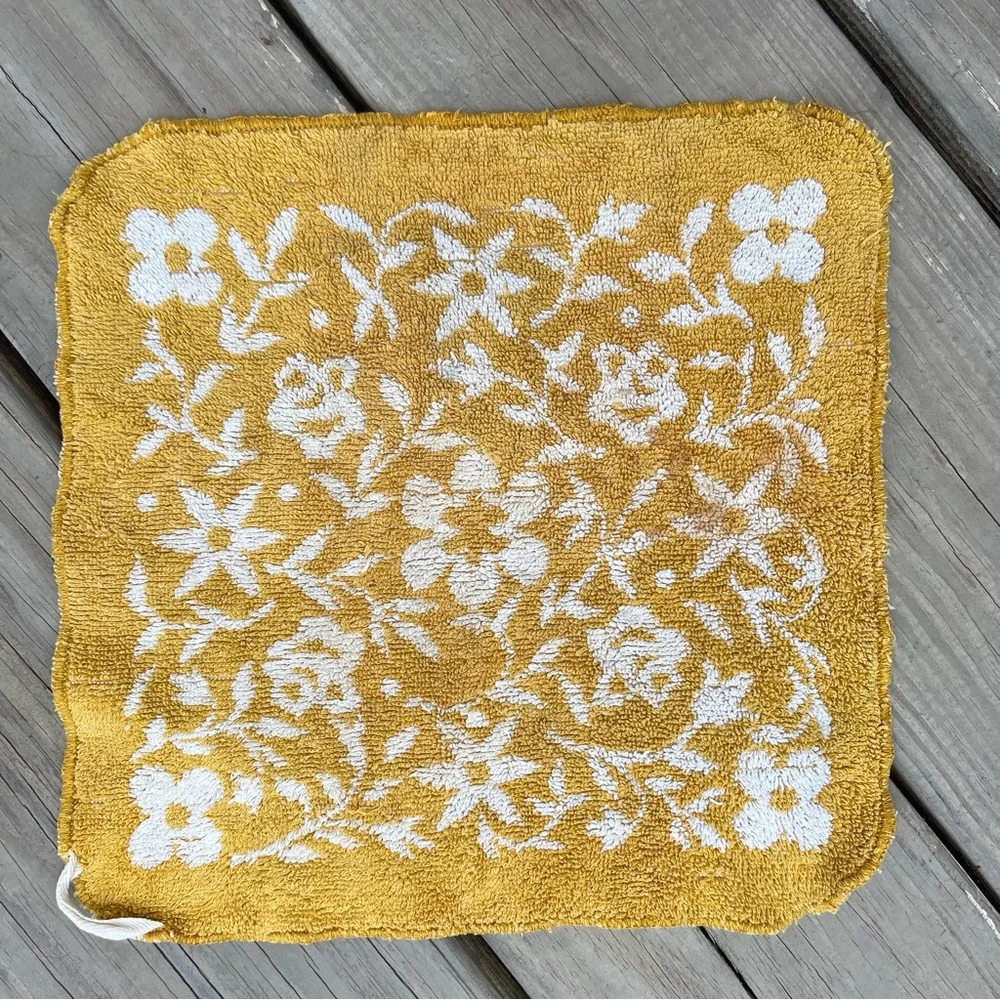 Vintage Washcloth Floral Damask Pattern Gold Flaw